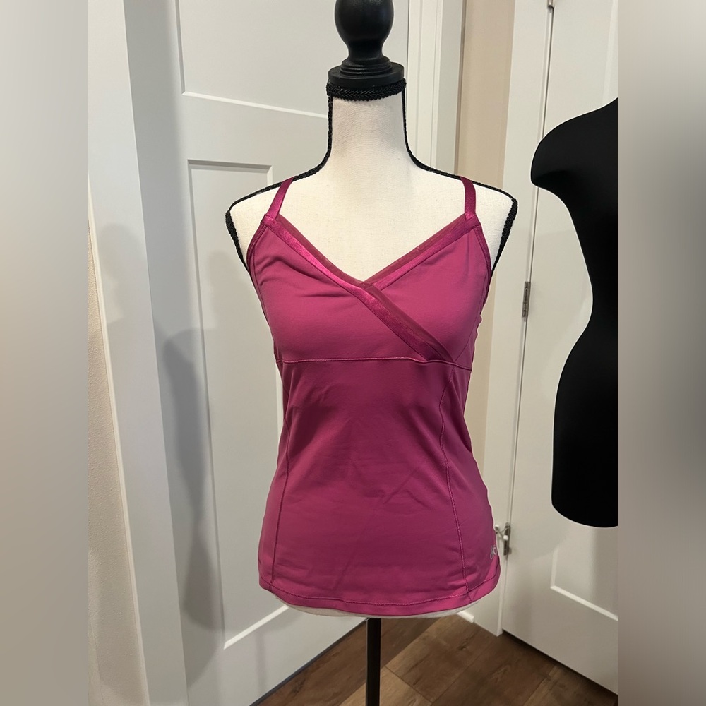 Gorgeous ALO yoga top Size M runs small